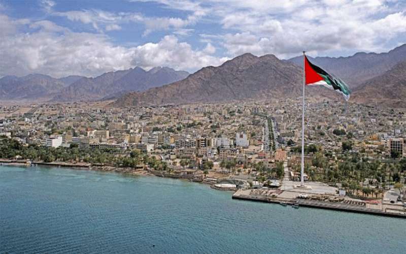 طائرة تحمل على متنها 180 سائحا