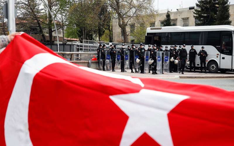 تركيا تمنع تصوير عناصر الشرطة