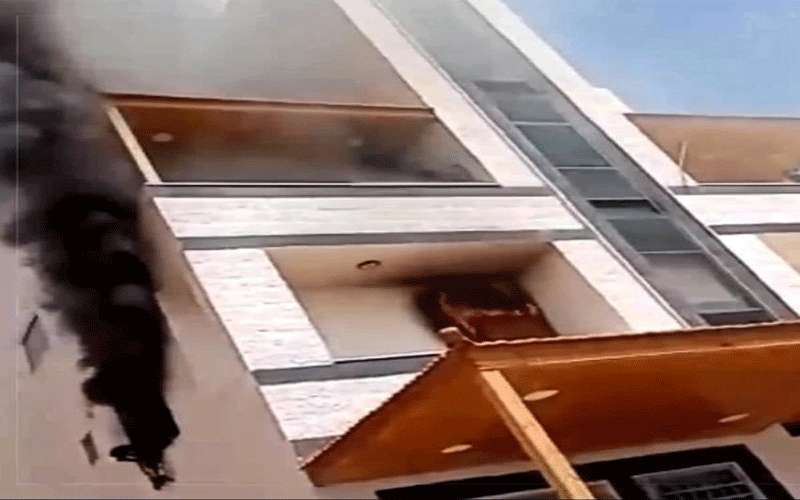 إخلاء 14 شخصا حاصرتهم النيران داخل