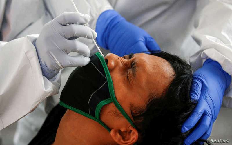 ضبط متورطين بإعادة استخدام مسحات فحص