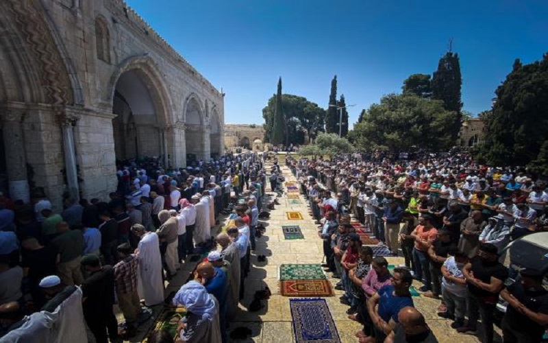 70 ألفا يؤدون الجمعة اليتيمة في