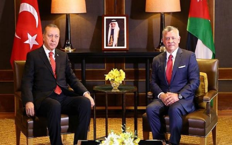 الملك يؤكد مواصلة التنسيق مع تركيا