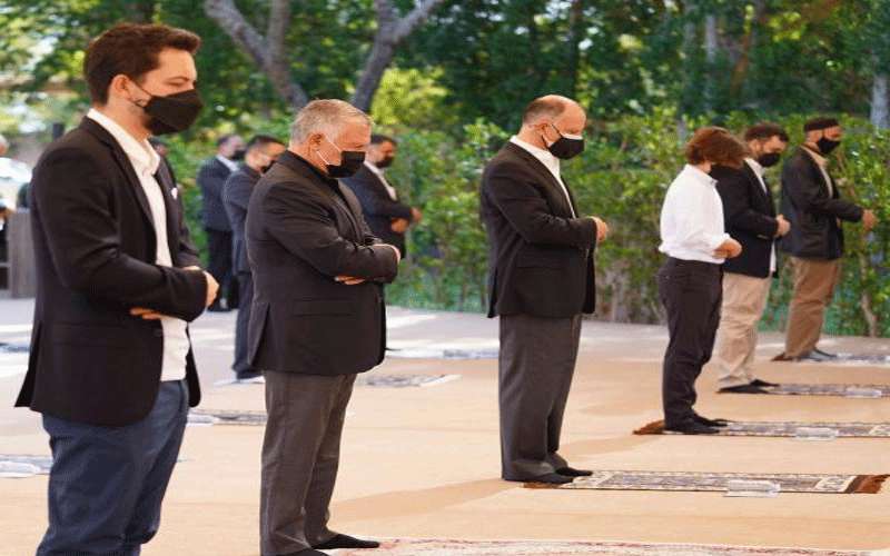 الملك وولي العهد يؤديان صلاة العيد