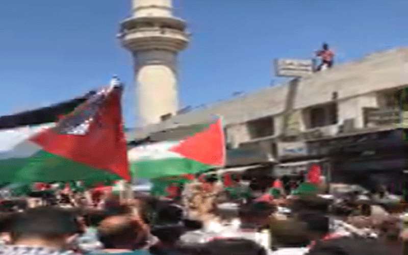 أردنيون من أمام المسجد الحسيني: الشعب