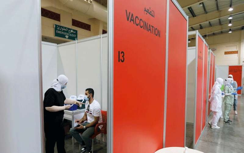 البحرين تتيح التطعيم للفئة العمرية من