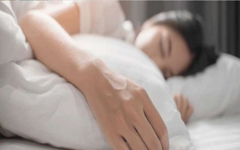 دراسة.. النوم بوجود إضاءة قد يزيد