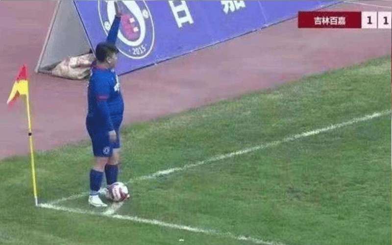 رجل أعمال يشترط إشراك لاعب يزن