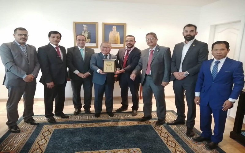 وفد من جمعية خريجي الجامعات الماليزية