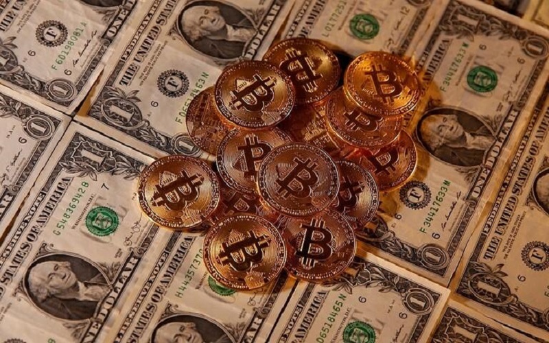 عملة بيتكوين تهبط 18%