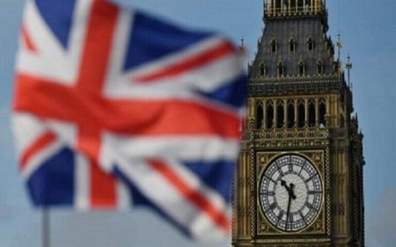 حكومة بريطانيا تعود إلى الإغلاقات المحلية