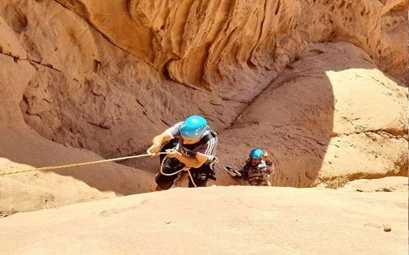 إنقاذ شخص علق على مرتفع جبلي