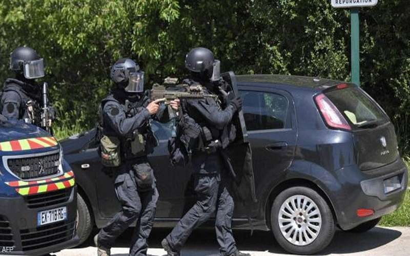 القبض على طاعن شرطية في فرنسا