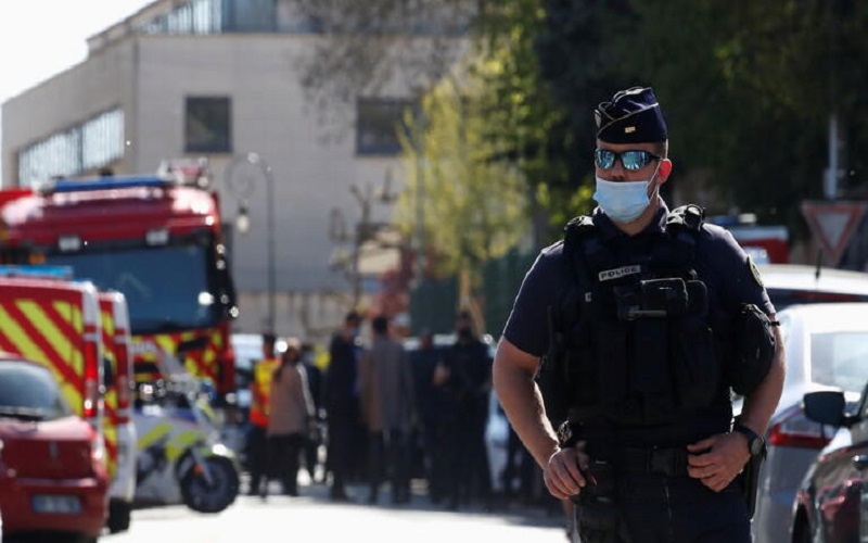 مقتل رجل طعن شرطية فرنسية