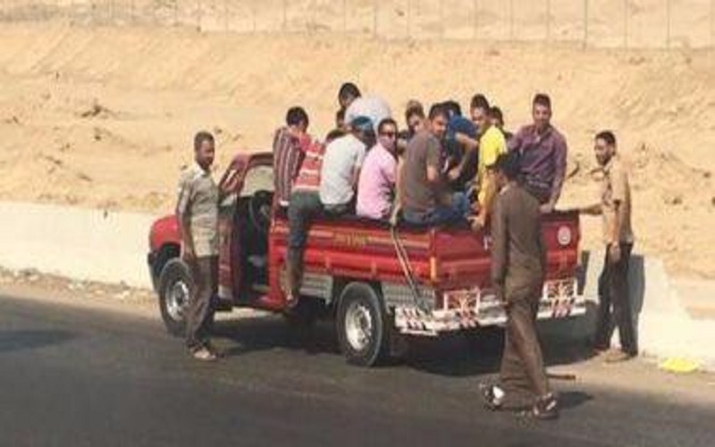 ضبط 30 راكبا داخل صندوق خلفي