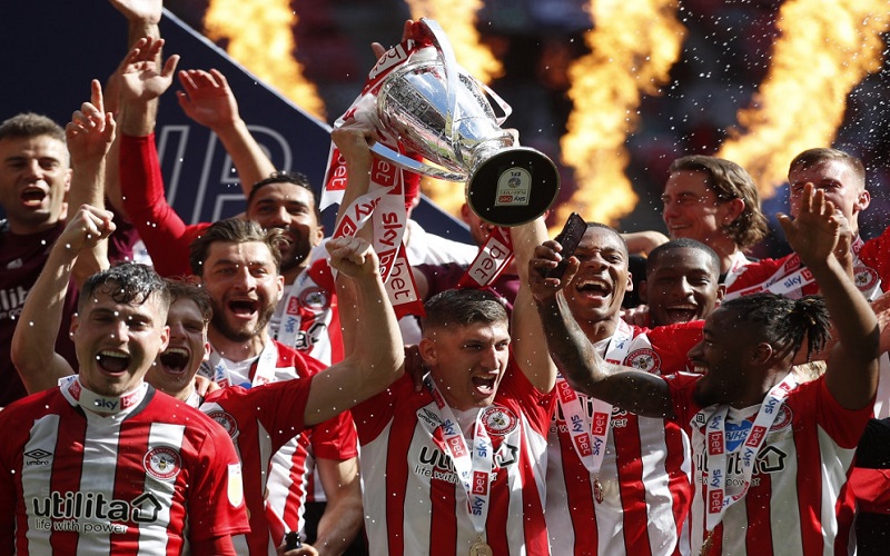 برنتفورد يصعد للدوري الإنجليزي بعد فوزه