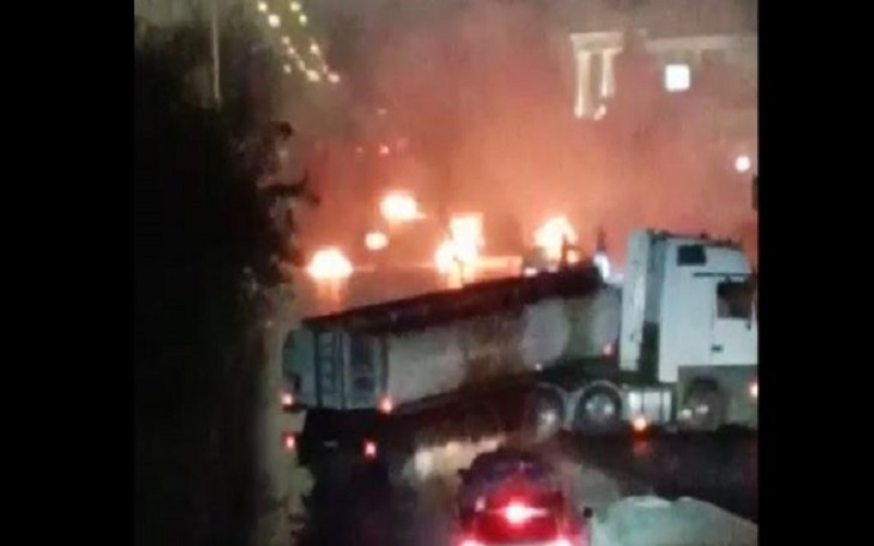 مصدر أمني: أشخاص يغلقون الشارع الرئيسي