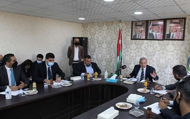 الحكومة تنفي تجميد انتخابات مجالس المحافظات