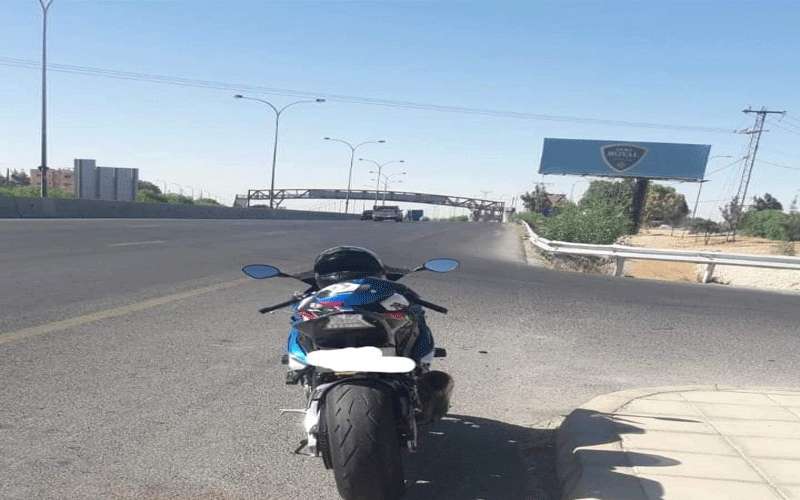 ضبط سائق يقود دراجة نارية بسرعة