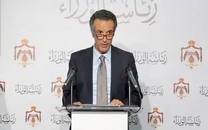 الفايز ينفي تسريح 50 ألف عامل