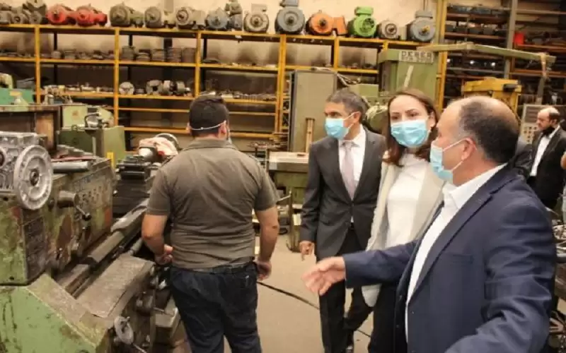 الوزيرة علي تبحث معيقات صناعيين في
