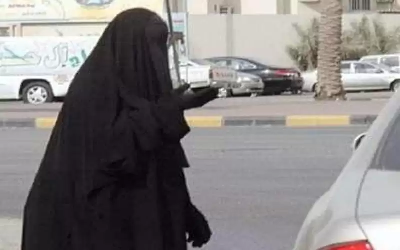 متسولة تحاول تقديم رشوة لكوادر مكافحة