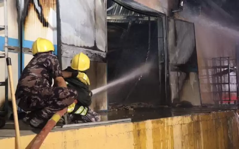 حريق مستودع بمساحة 1200 م2 في