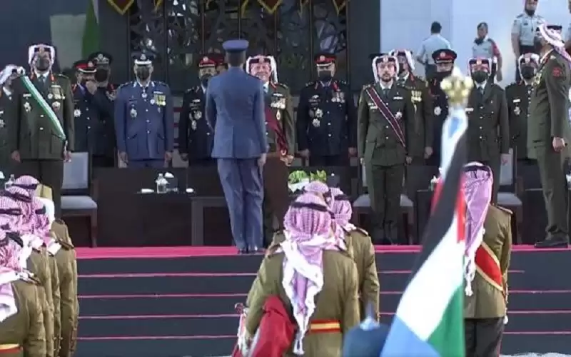 الملك ينعم بأوسمة على مرتبات من