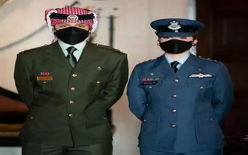 الملكة تنشر صورة للأمير هاشم والأميرة