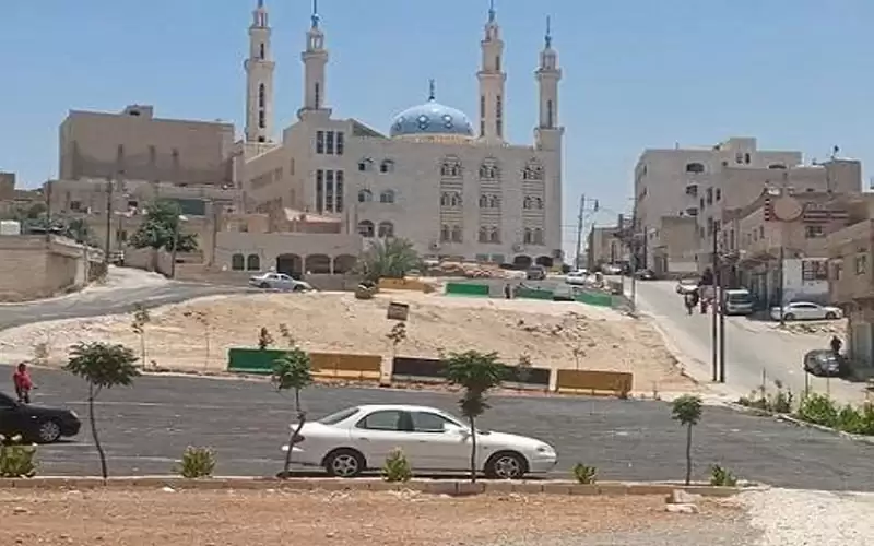 تجهيز موقف للسيارات قرب مسجد سحاب