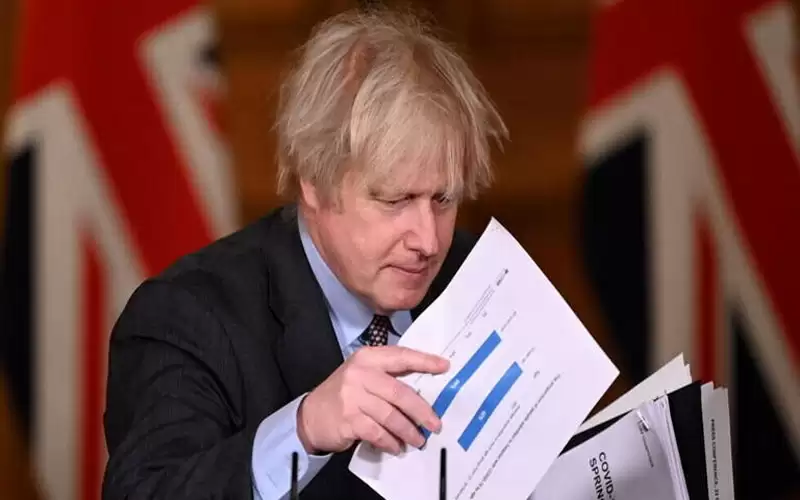 جونسون يعتزم تأجيل رفع قيود كورونا