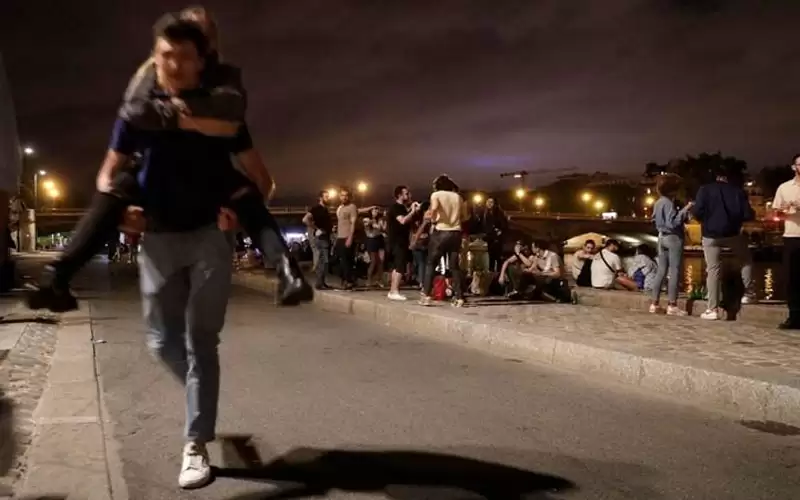 قمع الآلاف بأحد ميادين باريس تحدوا