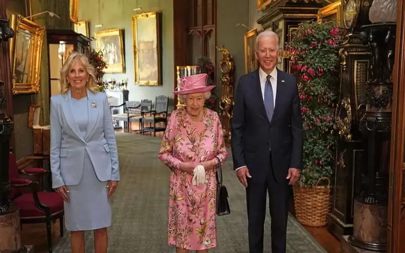 بايدن: الملكة إليزابيث ذكرتني بأمي