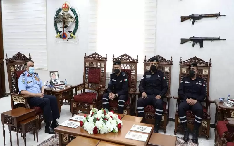 مدير الامن العام يكرم طاقم دورية
