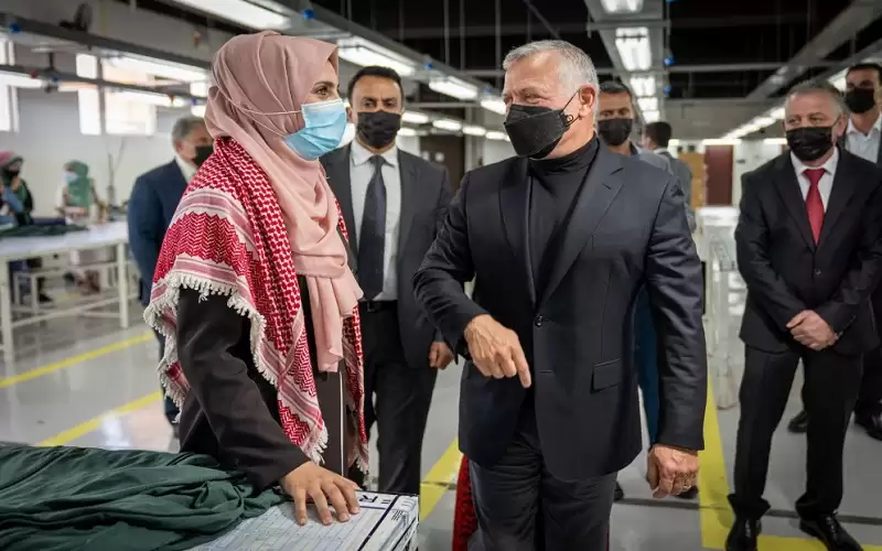 الملك يزور مصنعا للألبسة في إربد