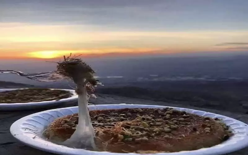 وزير السياحة يروج السلط بكنافة الحطب