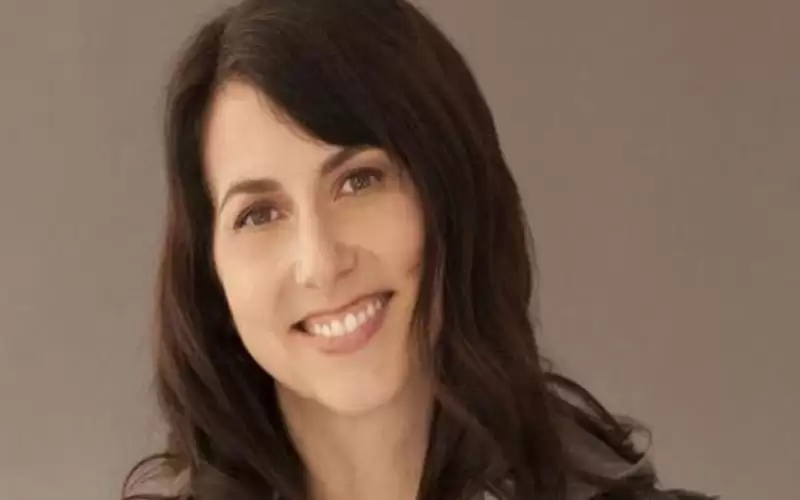 طليقة بيزوس تتبرع بـ 8.5 مليار