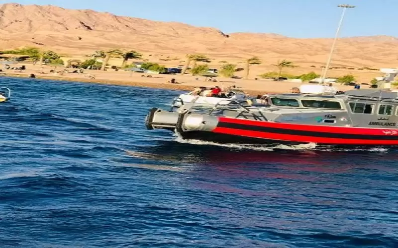 القوة البحرية تنقذ مواطنين تعرض زورقهم