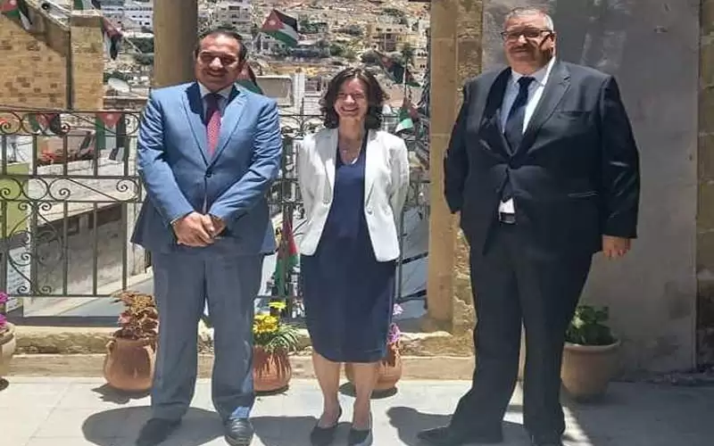 سميرات يطالب سفيرة بريطانيا بتقديم المنح