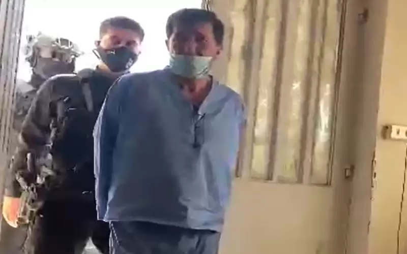 عوض الله في البدلة الزرقاء امام