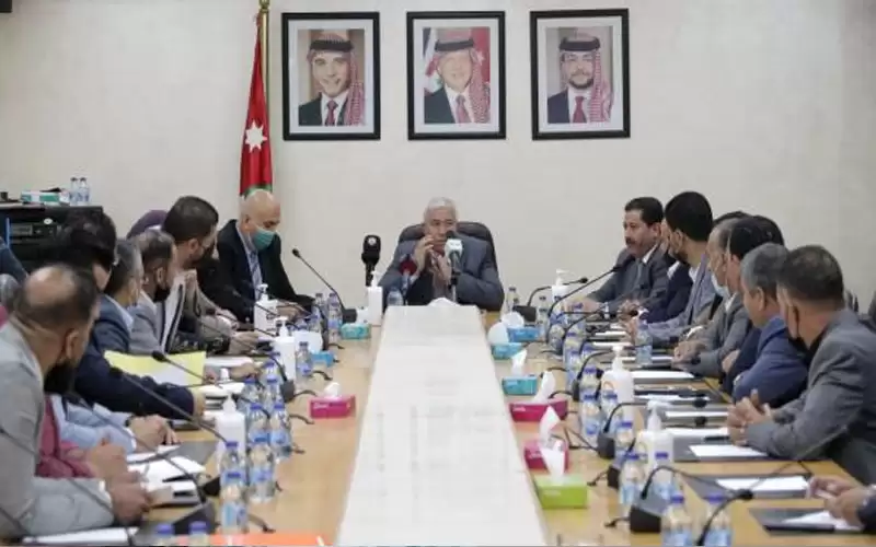 الطراونة ينتقد غياب وزيري العمل والصحة