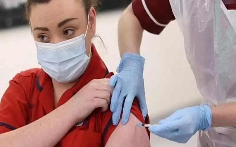 بلد عربي يوصي بتطعيم المرضعات