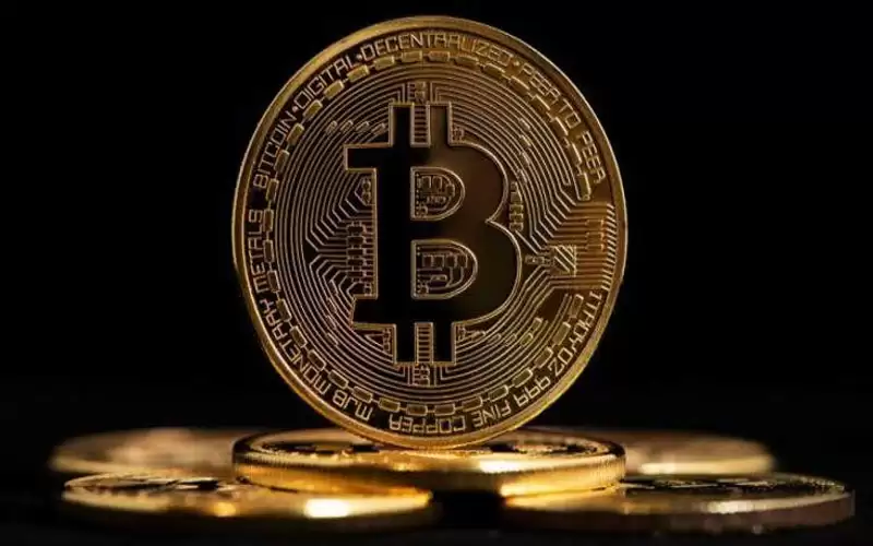 بيتكوين تهوي والدولار يتوحش