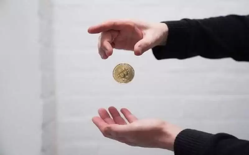 بتكوين تهبط 7.4%