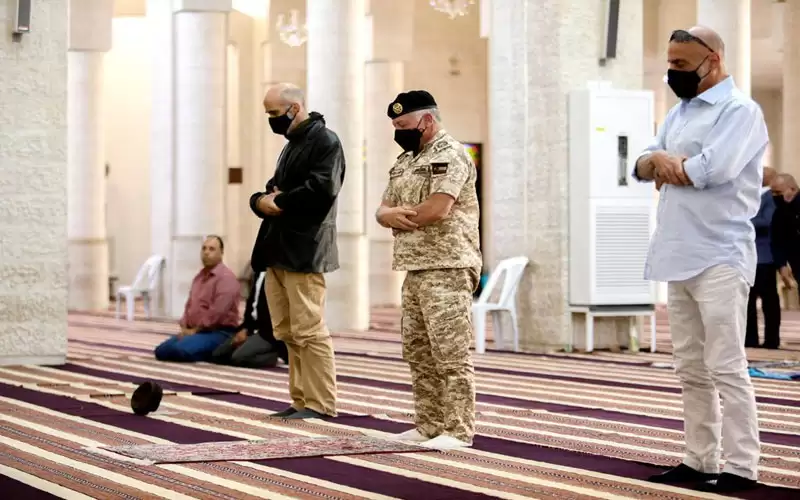 الملك يتفقد مقامات الصحابة في المزار