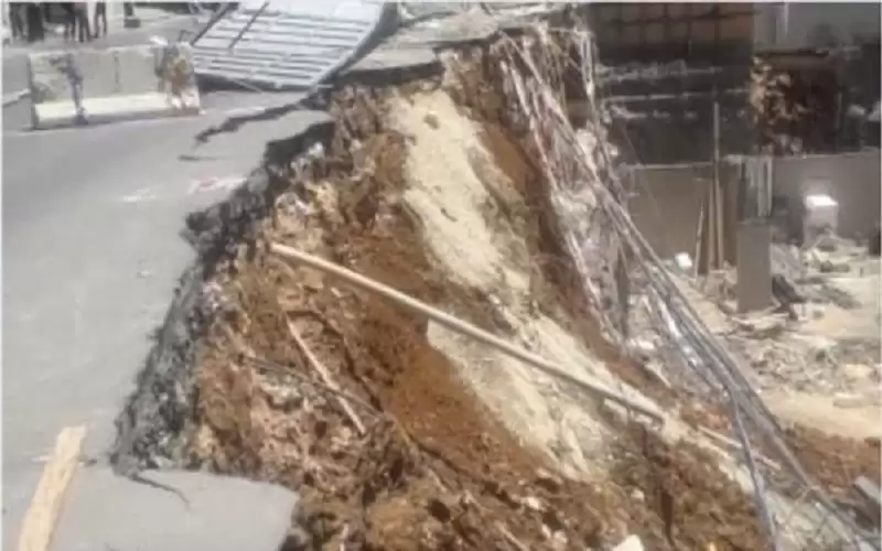 انهيار جزء من شارع في البيادر