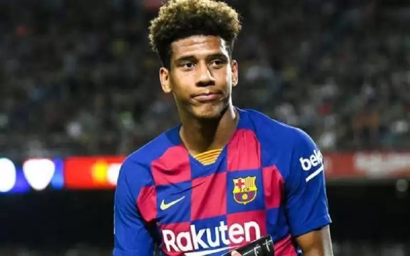 برشلونة يعلن رسميا رحيل مدافعه