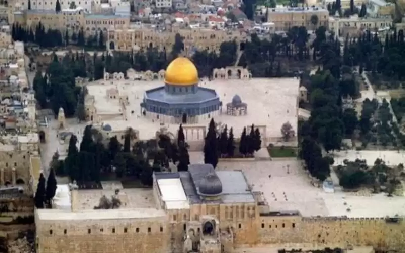 مستوطنون متطرفون يقتحمون الاقصى بحراسة شرطة