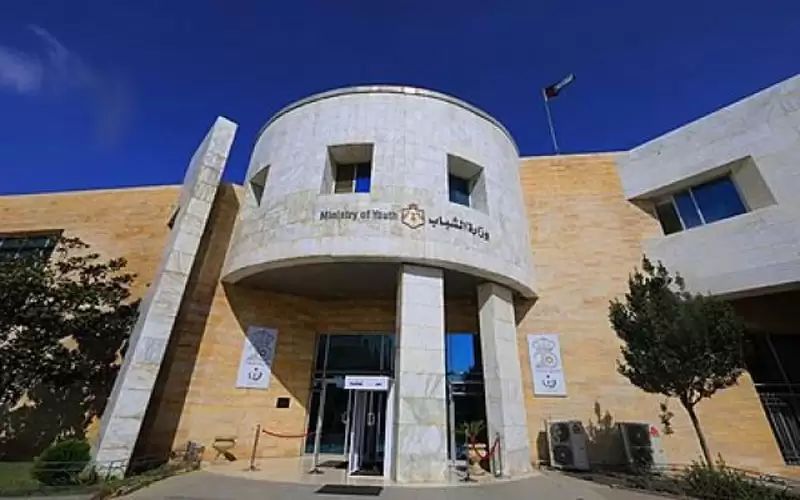 الشباب توضح حول توقيف 8 موظفين: