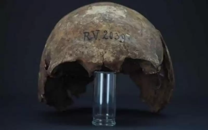 أول مصاب بالطاعون .. صياد قبل