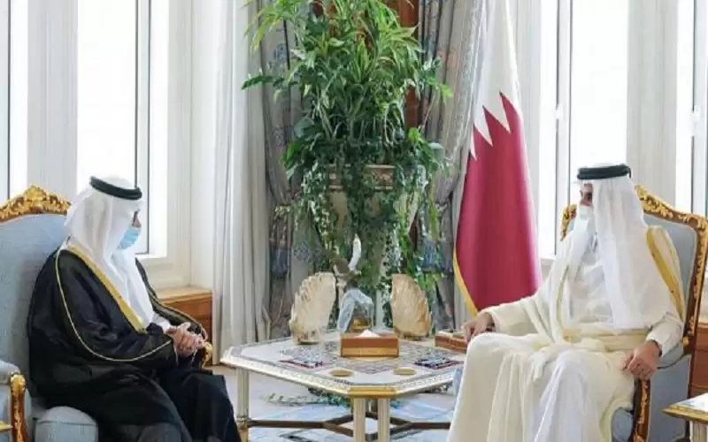 أمير قطر يتسلم أوراق اعتماد سفير